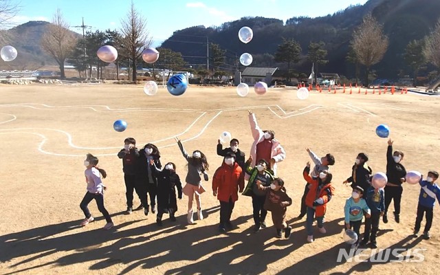 단양 대가초교 졸업생과 재학생들이 만든 뮤직비디오의 한 장면.