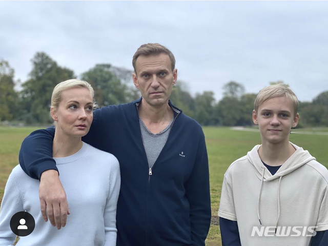 [AP/뉴시스] 러시아의 야권 운동가 알렉세이 나발니가 노비촉 중독 당시 상황을 10월6일(현지시간) 보도된 BBC와의 인터뷰에서 털어놨다. 또 최근엔 환각 등 후유증에 시달리고 있다고 했다. 사진은 이날 나발니가 자신의 인스타그램에 게시한 가족사진. 이들은 현재 독일 베를린에서 머물고 있다. 2020.10.7.