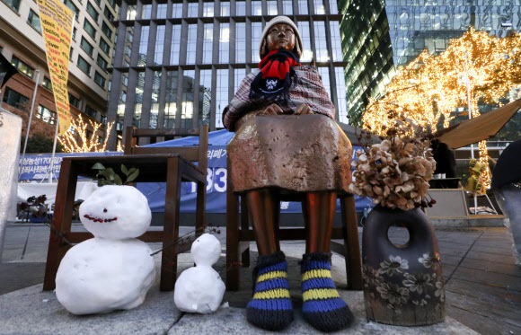 지난 8일 서울 종로구 옛 일본대사관 앞 소녀상에 눈사람이 놓여져 있다. 뉴시스