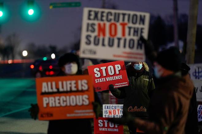 12일(현지시간) 미국 인디애나주 테러호트의 연방 교도소 앞에서 리사 몽고메리의 사형 집행을 반대하는 시위가 열리고 있다. 테러호트=로이터연합뉴스