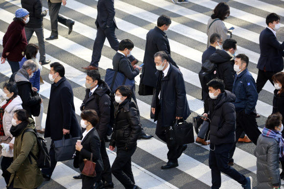 13일 도쿄에서 마스크를 쓴 시민들이 횡단보도를 건너고 있다. 도쿄 AP=연합뉴스