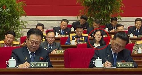 북한 조선중앙TV는 지난 6일 노동당 제8차 대회의 2일차 회의가 평양 4·25문화회관에서 진행됐다고 7일 보도했다. 김 총비서의 동생인 김여정 당 부부장 김 총비서의 사업총화보고를 듣고 있다. 조선중앙TV 화면 갈무리. 연합뉴스