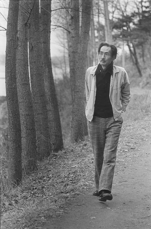 경기도 양주 ‘덕소 화실’에 머물던 시절의 장욱진 화백. 현대화랑 제공