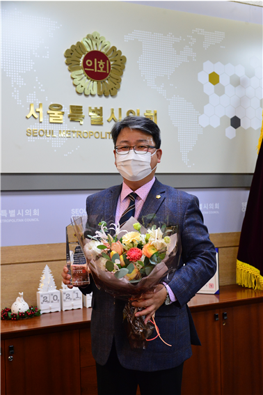 13일 서울시의회 홍성룡 의원(더불어민주당·송파3)이 전국시·도의회의장협의회가 주관한 ‘제9회 우수의정대상’을 수상했다.