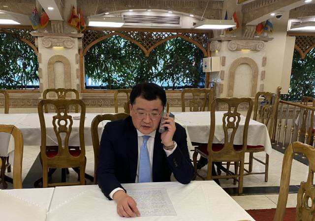 최종건 외교부 1차관이 지난 11일(현지시간) 이란에 억류된 선원들의 조기 석방을 위해 테헤란을 방문, 이란에 나포된 선박 한국케미호의 선장과 통화하고 있다. /연합뉴스