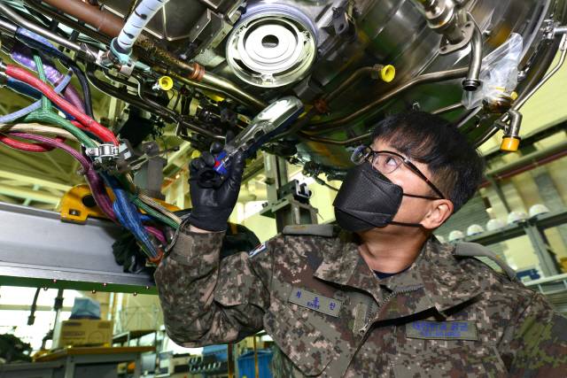 항공우주공학 국제기술사 자격을 취득한 공군 군수사령부 항공자원관리단 소속 최동인 준위가 항공기 엔진을 점검하고 있다. /사진 제공=공군