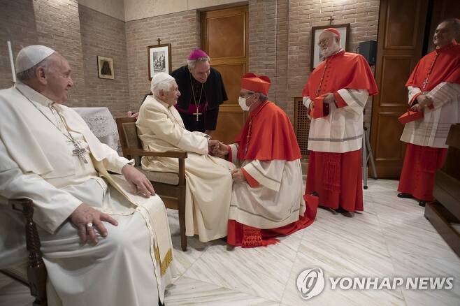 바티칸 '교회의 어머니 수도원'에서 신임 추기경을 만나는 베네딕토 16세 전 교황(왼쪽에서 두번째). 맨 왼쪽은 프란치스코 교황. 2020.11.28. [EPA=연합뉴스]