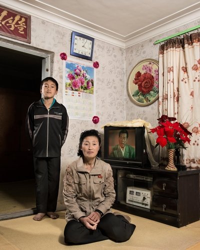 프랑스 사진작가가 촬영한 북한 농부의 가정집 (파리=연합뉴스) 현혜란 특파원 = 프랑스 사진작가 스테판 글라디외가 북한 평안남도 순천시 인근에 사는 농부의 가정집에서 촬영한 어머니와 아들. runran@yna.co.kr