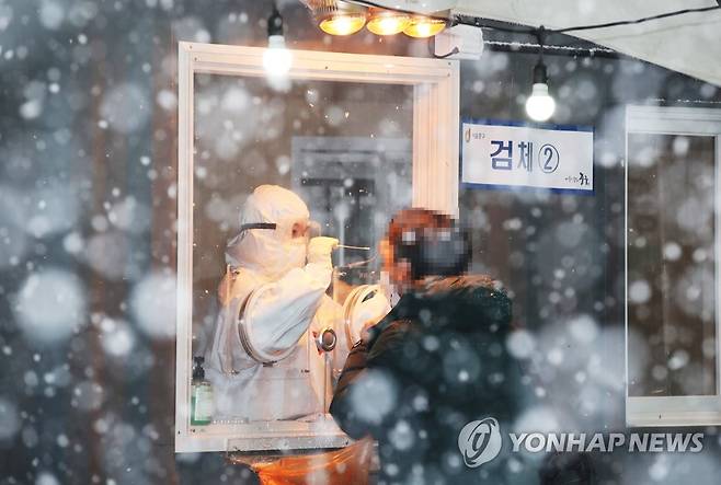 폭설 속 선별검사소 눈이 내린 지난 12일 오후 서울역 광장에 마련된 코로나19 임시 선별검사소에서 시민들이 검사를 받고 있다. [연합뉴스 자료사진]