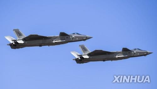 지난해 10월 중국 공군 건군 70주년 기념 에어쇼에 등장한 J-20  [신화=연합뉴스 자료사진]