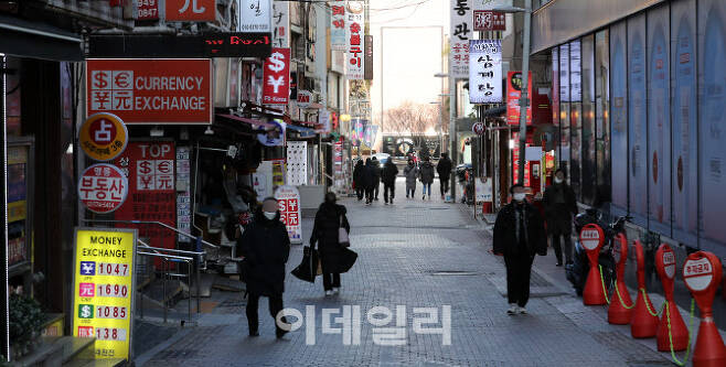 국내 코로나19 ‘3차 대유행’이 두 달 가까이 지속 중인 가운데  5일 서울 중구 명동 거리가 신종 코로나바이러스 감염증(코로나19) 여파로 한산한 모습을 보이고 있다. (사진=이데일리 DB)