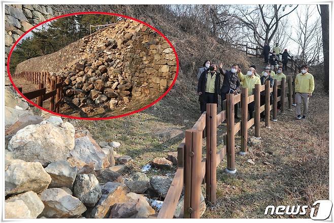 지난해 집중 호우로 붕괴된 광양시 마로산성 성벽에 대한 긴급보수사업이 추진 중이다(광양시 제공)2021.1.14/© 뉴스1