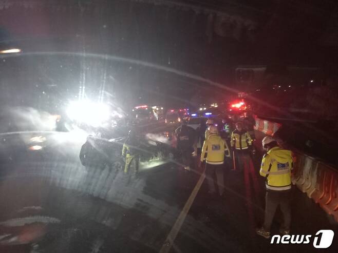 지난 13일 오후 10시께 경기도 곤지암IC 인근 고속도로 교통사고 현장(대전 소방본부 제공) © 뉴스1