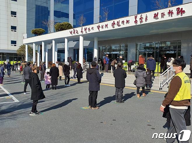 10일 오전 11시 부산 강서구 세계로교회 신도들이 예배당을 들어가기 위해 거리두기를 한 채 줄 서있다2021.1.10.© 뉴스1 노경민 기자