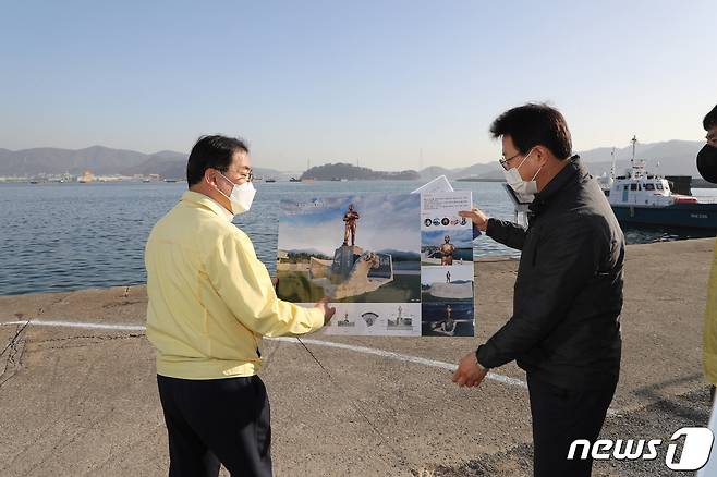 허성무 시장은 14일 ‘민주주의 전당 건립’ 사업지를 찾아 현장 점검을 실시했다(창원시 제공)© 뉴스1