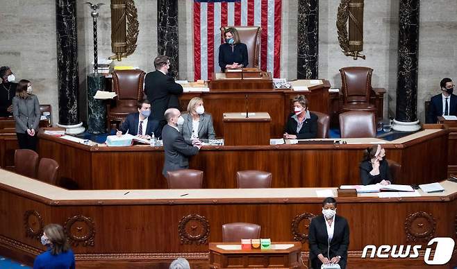 낸시 펠로시 미국 하원의장이 13일(현지시간) 워싱턴 의사당의 하원에서 도널드 트럼프 미국 대통령에 대한 탄핵소추안의 표결을 주재하고 있다. © AFP=뉴스1 © News1 우동명 기자