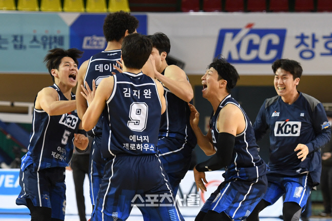 KCC 선수들이 10연승의 기쁨을 만끽하고 있다.  군산 | 박진업기자 upandup@sportsseoul.com