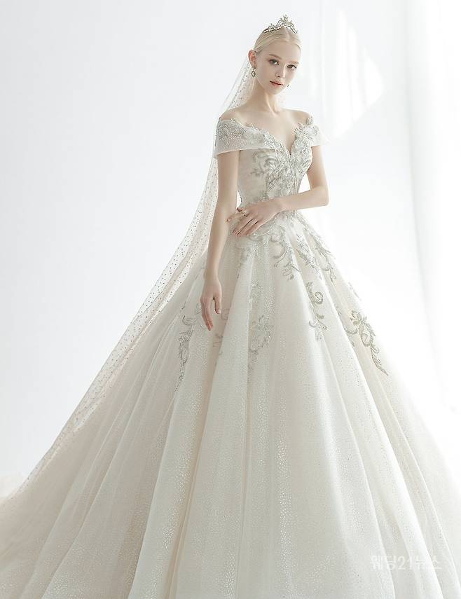 사진 : 웨딩드레스 장다인웨딩 하이니스, 포토그래퍼 유창환(앤유스튜디오), 모델 스카이, 헤어 서은 메이크업 주연(김선진끌로에), 영상 소울워크, 제품협찬 디바이디, 수야