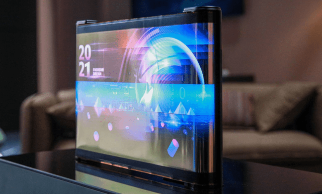 CSOT의 17인치 프린티드 OLED 스크롤링 디스플레이. (사진=TCL)