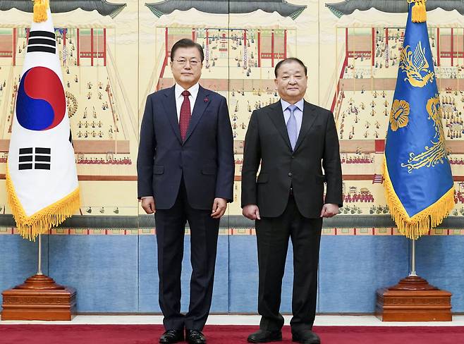 문재인 대통령이 14일 청와대에서 강창일 신임 주일대사에게 신임장을 수여한 후 기념촬영 하고 있다./연합뉴스