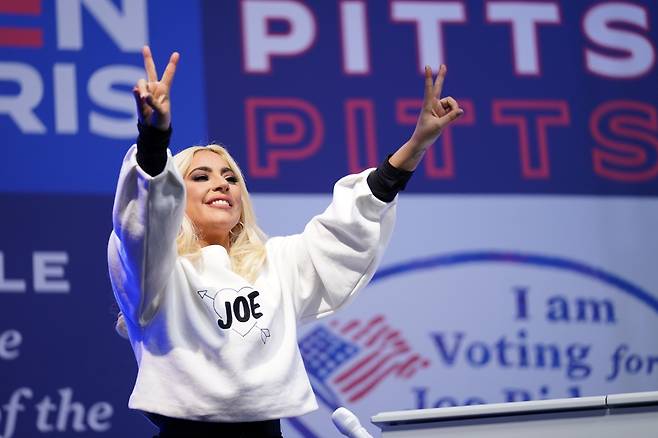 <YONHAP PHOTO-3443> Lady Gaga gestures as she performs during a drive-in campaign rally held by Democratic U.S. presidential nominee and former Vice President Joe Biden at Heinz Field in Pittsburgh, Pennsylvania, U.S., November 2, 2020. REUTERS/Kevin Lamarque/2020-11-03 11:03:31/ <저작권자 ⓒ 1980-2020 ㈜연합뉴스. 무단 전재 재배포 금지.>
