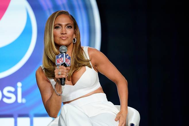 <YONHAP PHOTO-6122> FILE - In this Jan. 30, 2020 file photo, NFL Super Bowl 54 football game halftime performer Jennifer Lopez answers questions at a news conference in Miami. Lopez will give a musical performance on the West Front of the U.S. Capitol when Biden is sworn in as the nation's 46th president next Wednesday. (AP Photo/David J. Phillip) JAN. 30, 2020 FILE PHOTO/2021-01-14 21:37:37/ <저작권자 ⓒ 1980-2021 ㈜연합뉴스. 무단 전재 재배포 금지.>