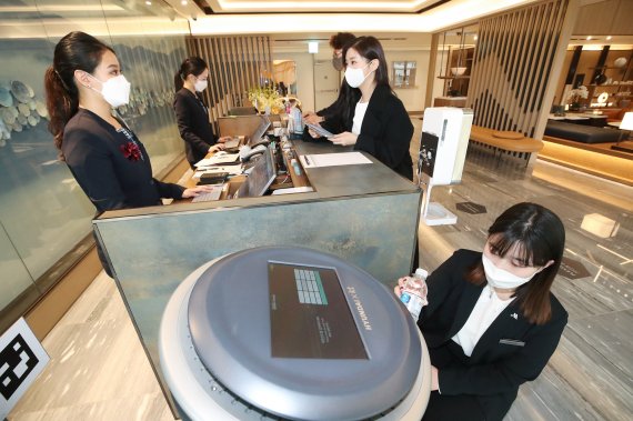 대구 메리어트 호텔&레지던스에서 직원들이 KT AI 호텔로봇을 사용하고 있다. KT 제공