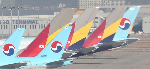 14일 인천국제공항 주기장에 대한항공과 아시아나 여객기가 대기 중이다. 뉴스1