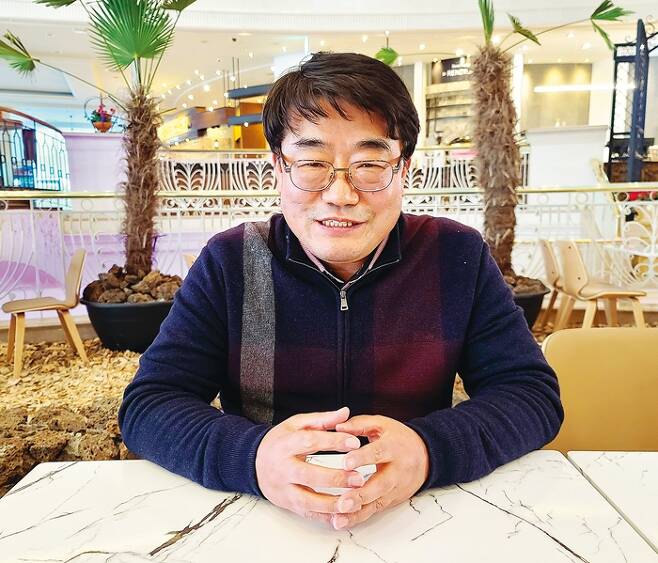 김진선 전 강서구 행정관리국장이 6일 공직 생활 마지막 월급 전액을 기부한 이유에 대해 설명하고 있다.