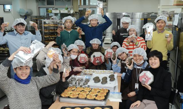베어베터에서 일하고 있는 장애인 직원들과 이진희 공동대표. 한국일보 자료사진