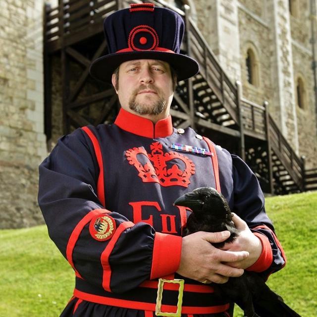 영국 런던탑의 '까마귀 마스터'로 불리는 사육사. 런던탑 페이스북 캡처