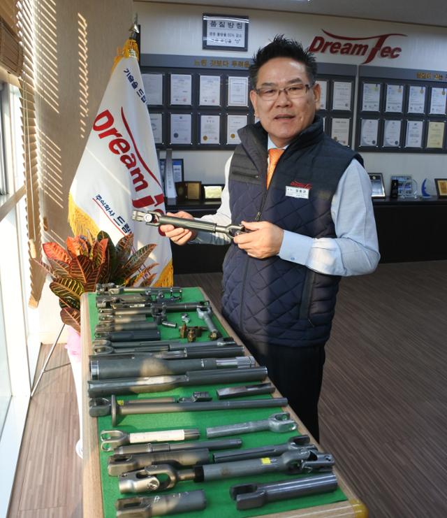 김홍근 회장이 차종별로 적용되는 조향장치와 관련 부품들을 살펴보고 있다.