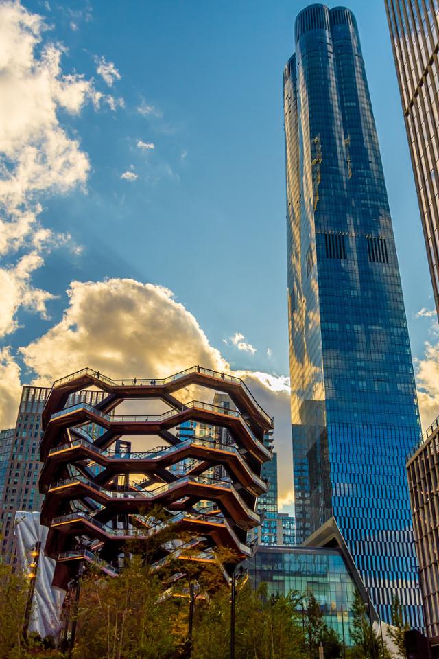 정의선 현대차그룹 회장이 구입한 미국 뉴욕 맨해튼의 고급 아파트 '15허드슨야드'(오른쪽)와 관광 명소로 꼽히는 벌집 모양의 건축물 '베슬'. 미국 부동산 컨설팅 업체 'VDA' 제공