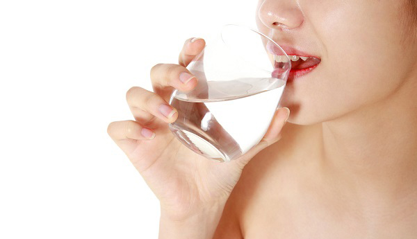 아침에 일어나서 미지근한 물을 한 잔 마시는 것이 혈액순환에 도움이 된다. /사진=클립아트코리앙