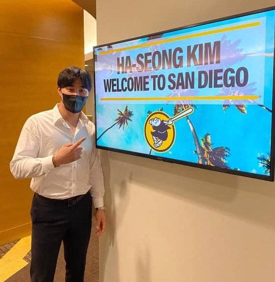 샌디에이고와 계약 후 기념 사진을 찍은 김하성. 파드레스 SNS