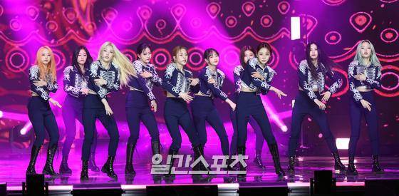 이달의 소녀가 9일 오후 경기도 고양시 대화동 킨텍스에서 언택트로 열린 ’제35회 2021 골든디스크 어워즈 with 큐라프록스’ 디지털 음원 부문에서 넥스트제너레이션상을 수상 후 축하공연을 펼치고 있다. ’제35회 2021 골든디스크 어워즈 with 큐라프록스’는 JTBC?JTBC2?JTBC4에서 방송된다. 김진경 기자 kim.jinkyung@jtbc.co.kr/2021.01.09/