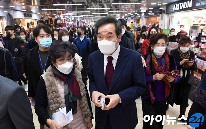 이낙연 더불어민주당 대표가 14일 서울 영등포 지하상가에서 상인들의 고충을 듣고 있다.