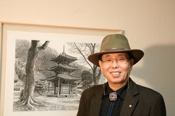 생전 당시 전시장 작품 앞에 선 김영택 화백. 그는 자신을 "건축물 기록화가"라고 불렀다. [사진 중앙포토]