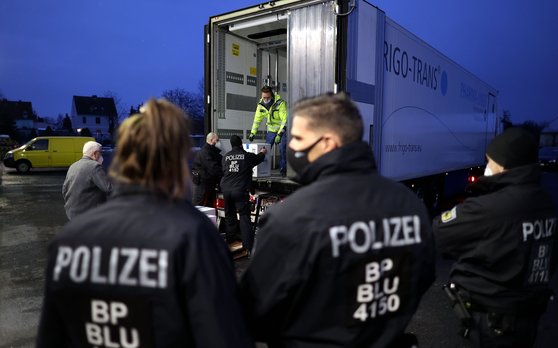 지난 8일(현지시간) 독일 연방경찰이 화이자-바이오앤텍의 코로나19 백신 운반을 지원하고 있다. [AFP=연합뉴스]