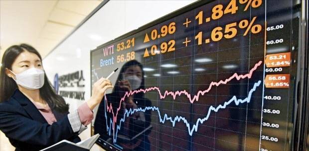 국제 원유시장의 벤치마크인 북해산 브렌트유가 13일 런던 ICE선물거래소에서 배럴당 56.58달러에 거래됐다. 전날보다 1.65% 오른 가격이다. 한 경제정보사이트 직원이 국제 유가 그래프를 살펴보고 있다. /신경훈 기자 khshin@hankyung.com