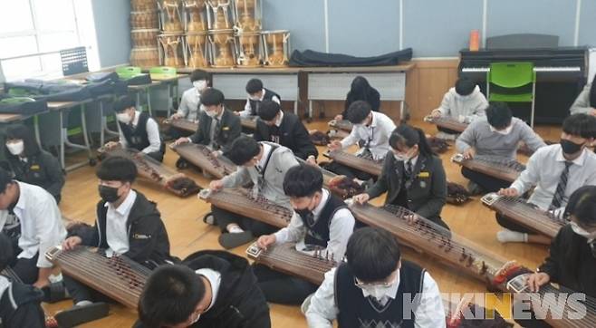 금산동중학교 음악수업 ‘아리랑 가야금으로 연주하기’ 수업 모습.