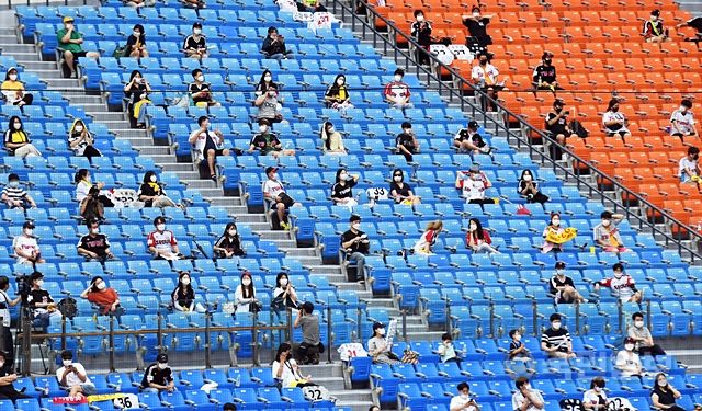 LG 트윈스 팬들이 코로나19 대유행에서 처음으로 관중석을 개방한 지난해 7월 26일 서울 송파구 잠실구장에서 두산 베어스와 2020시즌 프로야구 KBO리그 경기를 관전하고 있다. 국민일보DB