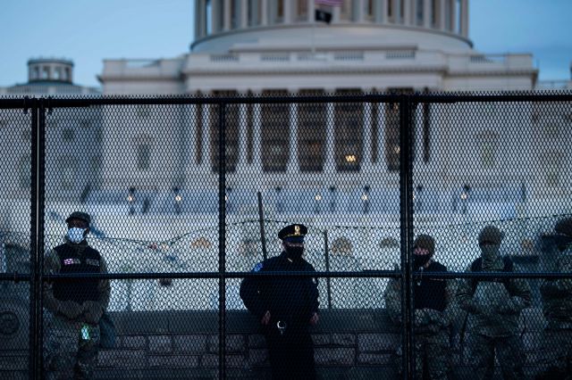 미국 워싱턴 의회에서 7일(현지시간) 경찰들이 경계 근무를 서고 있다. AFP 연합뉴스