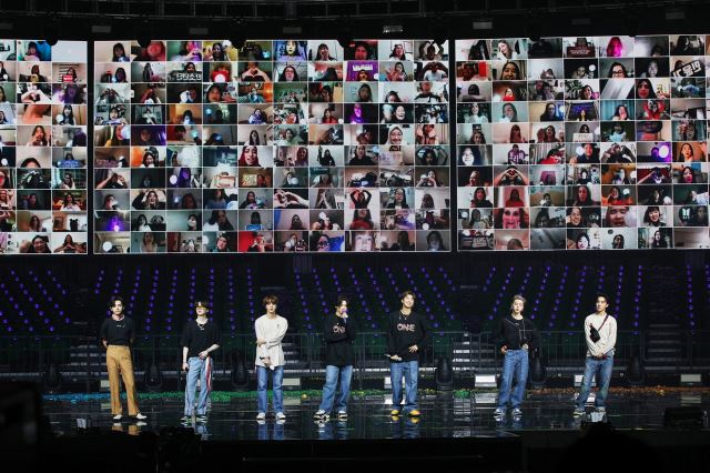 BTS가 지난해 10월 개최한 '맵 오브 더 솔 원'에서 영상을 통해 팬덤 아미를 만나고 있는 모습. 빅히트 제공