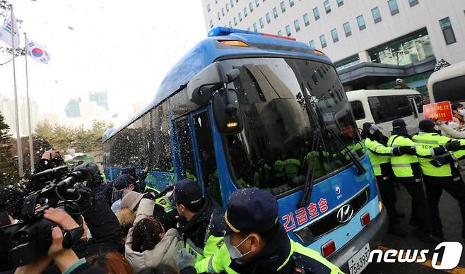정인양을 입양한 후 수개월간 학대해 사망에 이르게 한 혐의를 받는 양부모에 대한 첫 재판이 열린 13일 오전 서울 양천구 서울남부지방법원에서 양모가 탄 것으로 추정되는 호송차가 법원 청사를 빠져나가고 있다./사진=뉴스1