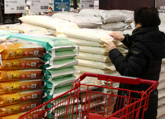 코로나19 장기화와 더불어 생활물가가 크게 올라 서민들의 어려움을 가중하고 있다. 사진은 12일 서울 시내 한 대형마트 쌀 판매대의 모습. [연합]