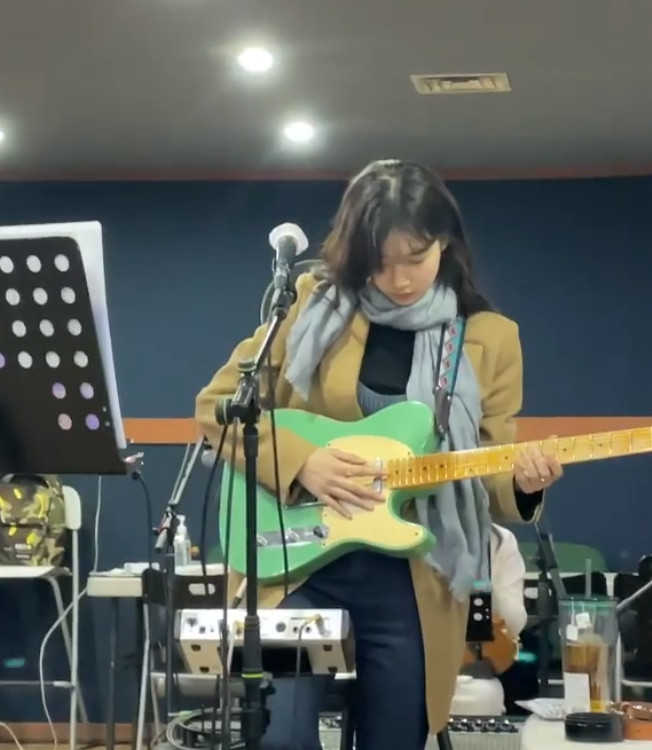 Singer and Actor Bae Suzy is in the midst of guitar practice ahead of Contactless Pansut.Bae Suzy posted the video on Instagram on January 14 with the caption: Atempo is coming.In the video, Bae Suzy is practicing guitar with the band team. I feel the passion to make the perfect stage in the way I catch the guitar and catch the code carefully.The band Goddess looks like hes playing guitar with mufflers around and long raw hair back; expectations are high on what Bae Suzy will show.