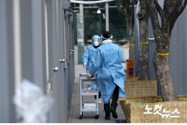 서울시청 임시선별소에서 의료진들이 분주하게 움직이고 있다. 이한형 기자