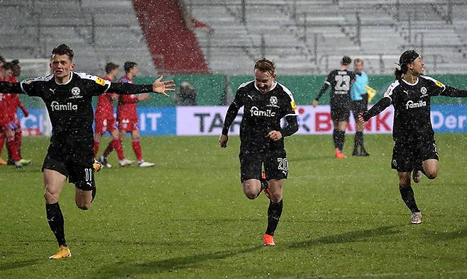 이재성(오른쪽)을 비롯한 독일 분데스리가2 홀슈타인 킬 선수들이 14일 열린 독일 킬 홀슈타인슈타디온에서 열린 독일축구협회컵(DFB포칼) 32강전에서 승부차기 끝에 바이에른 뮌헨을 꺾은 뒤 환호하고 있다. 킬=EPA연합뉴스