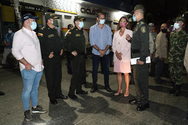 현장을 방문한 마르따 루시아 라미레스 콜롬비아 부통령(오른쪽 두 번째)은 “강탈을 일삼으며 지역 경제를 위협하는 폭력 조직을 반드시 해체할 것”이라고 선언했다./사진=라미레스 부통령 트위터